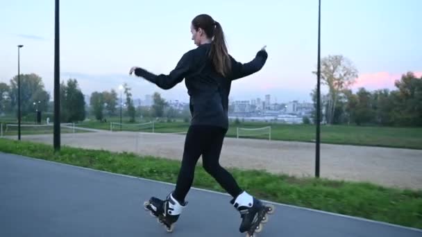 Caucasian Woman Roller Skating Evening Slalom — Stock Video