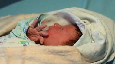 Bebek bezli yeni doğmuş bebek doğum hastanesinde yemek yemek istiyor.