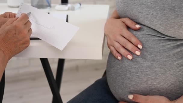 Γιατρός Εξετάζει Την Εμβρυϊκή Καρδιοκογραφία Έγκυος Στην Υποδοχή Του Γυναικολόγου — Αρχείο Βίντεο