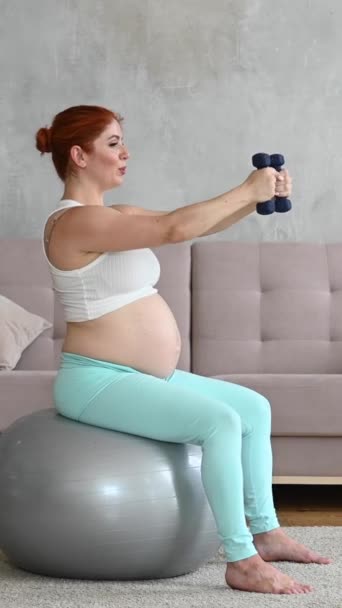 Schwangere Machen Übungen Mit Kurzhanteln Während Sie Hause Auf Einem — Stockvideo