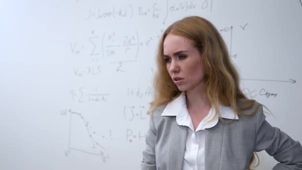 Genç Bir Kadın Öğretmen Beyaz Bir Kurulda Ders Veriyor — Stok video
