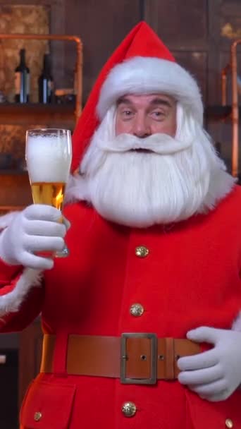 Santa Claus Říká Gratulační Přípitek Džbánem Piva Ruce Svislé Video — Stock video