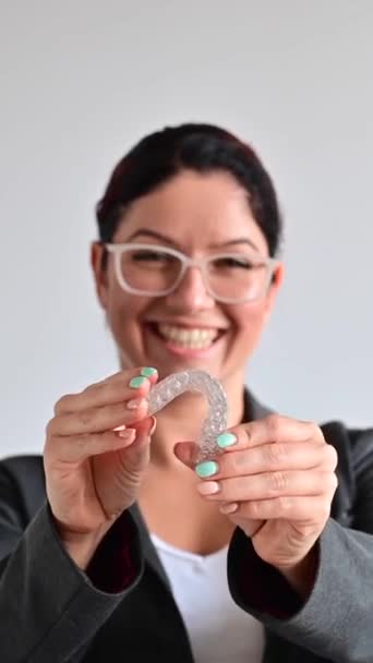 Kadın Gülümsüyor Isırık Düzeltmesi Için Şeffaf Plastik Bir Hizalayıcı Tutuyor — Stok video
