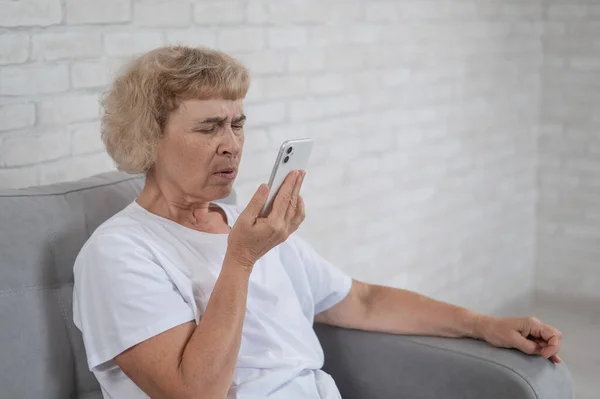 Una Anciana Caucásica Sufre Miopía Trata Leer Mensaje Teléfono Inteligente — Foto de Stock