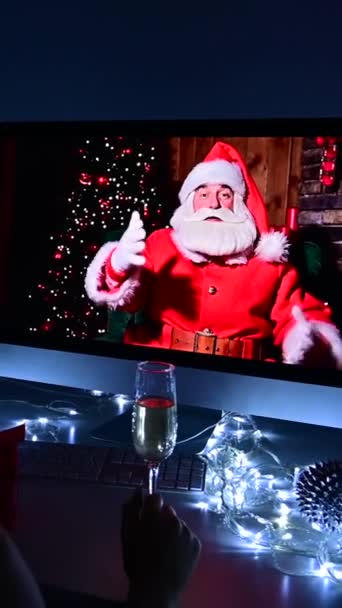 Mujer Hablando Con Santa Claus Por Videollamada Computadora Víspera Año — Vídeo de stock