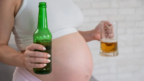 Mulher Grávida Segurando Vidro Garrafa Cerveja — Fotografia de Stock