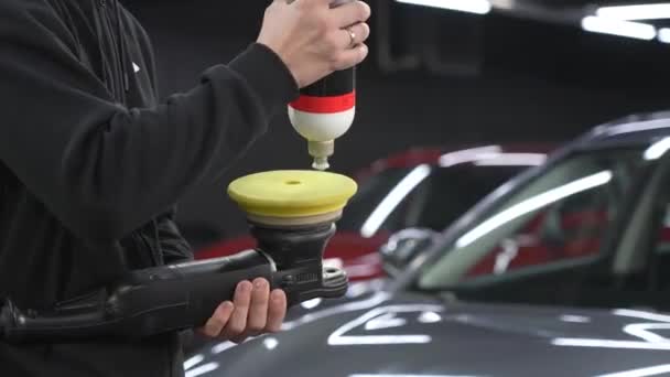 Майстер Застосовує Спеціальний Склад Пристрою Полірування Поверхні Кузова Автомобіля — стокове відео