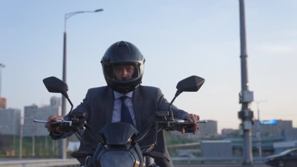 Kaukasier Fährt Auf Elektro Motorrad — Stockvideo