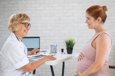 Mutlu hamile kadın doktor randevusu