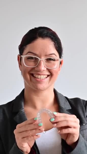 Mujer Sonríe Sostiene Alineador Plástico Transparente Para Corrección Mordidas Vídeo — Vídeo de stock