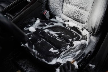 Temiz köpük tabakasında siyah deri bir araba koltuğu