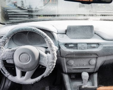 Bir tamirci temizleme köpüğünü arabanın içine uygular