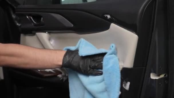 マイクロファイバーの布で車内インテリアの表面を拭く男 — ストック動画
