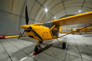 Sarı uçak, hangarda.