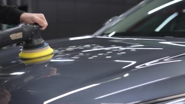 機械は灰色の車のフードの表面を磨きます — ストック動画
