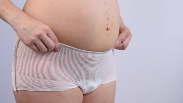 Eine Frau Zeigt Eine Frische Narbe Vom Kaiserschnitt — Stockvideo