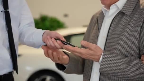 Vendedor Entrega Chaves Carro Novo Comprador Close Mãos — Vídeo de Stock