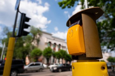 Bir yaya trafik ışığını değiştirmek için bir düğmeye yakınlaş