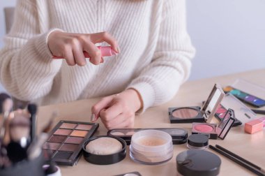 Makyaj sanatçılarının elleri kozmetikler arasında yakın çekim