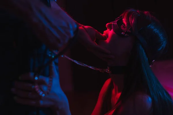 Rol yapma oyunları. Erkek, kadının ağzına kedi maskesi takıyor.