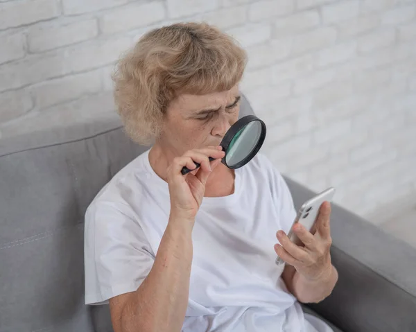 Anciana Mujer Caucásica Con Miopía Tratando Leer Mensaje Teléfono Inteligente — Foto de Stock