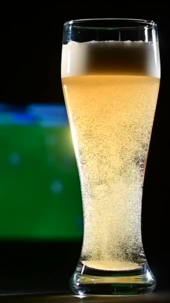 Close Cerveja Leve Espumante Fresca Copo Futebol Fundo Conceito Bar — Vídeo de Stock