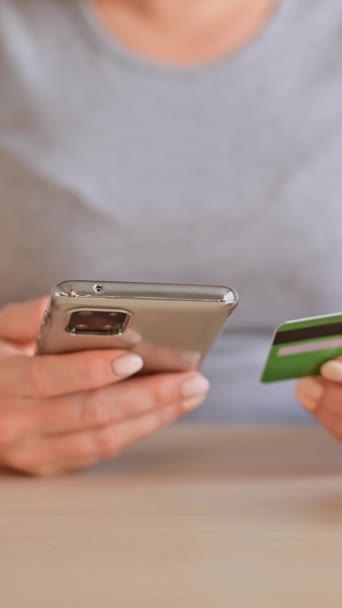Жінка Здійснює Онлайн Покупку Смартфоні Допомогою Кредитної Картки — стокове відео