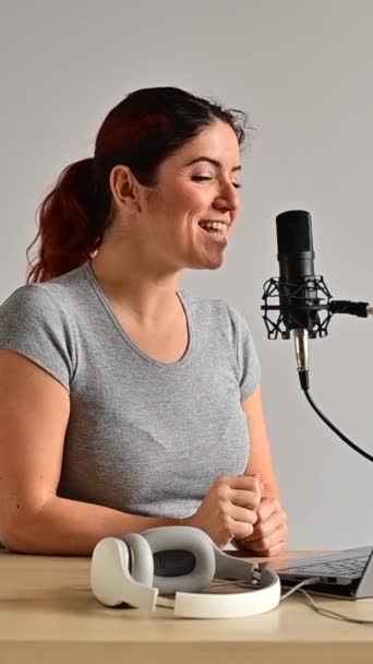 Una Encantadora Mujer Presentadora Radio Está Transmitiendo Vivo Portátil Concepto — Vídeo de stock
