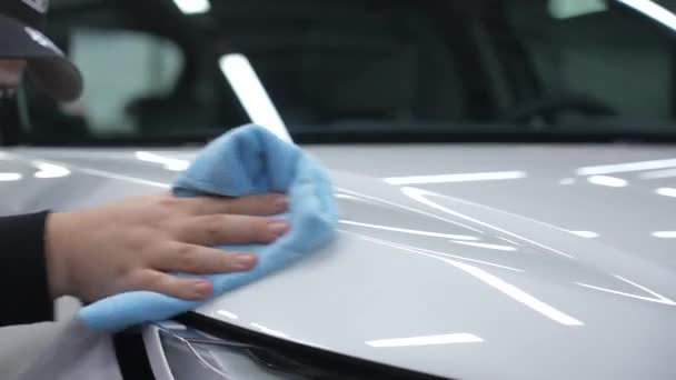 一名男子用微纤维布擦拭一辆白色汽车的车身表面 — 图库视频影像