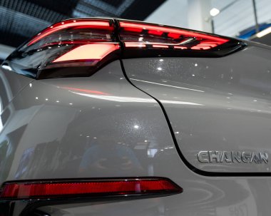 Novosibirsk, Rusya 07.11.2023: Bir araba galerisindeki Changan arabasının arka lambasına yakın çekim