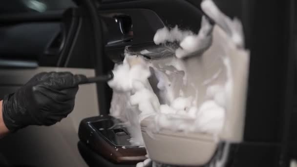 Мужчина Очищает Салон Автомобиля Пеной Щеткой Очистите Дверь — стоковое видео