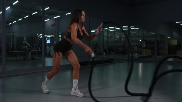 Mulher Branca Fazer Exercício Com Cordas Treino Circuito Ginásio Movimento — Vídeo de Stock