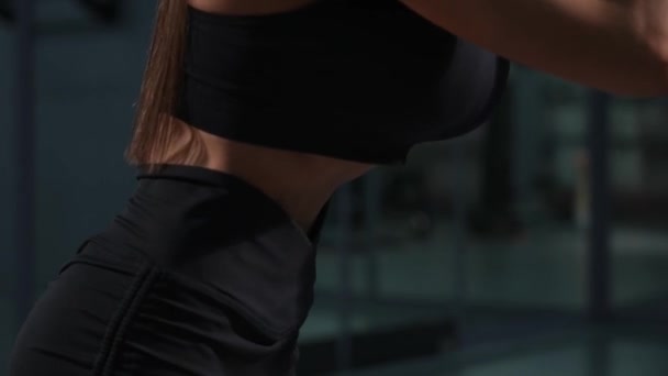 Ansigtsløs Kvinde Gør Vakuum Motion Gymnastiksalen – Stock-video