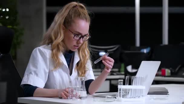 Белая Женщина Медицинском Халате Проводит Лабораторные Эксперименты — стоковое видео