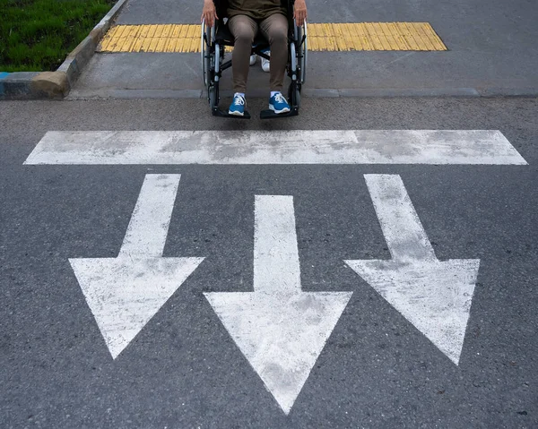Tekerlekli Sandalyedeki Yaşlı Bir Kadın Yaya Geçidinden Karşıya Geçmek Üzere — Stok fotoğraf