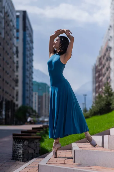 Hermosa Bailarina Asiática Vestido Azul Posando Escaleras Aire Libre Paisaje — Foto de Stock