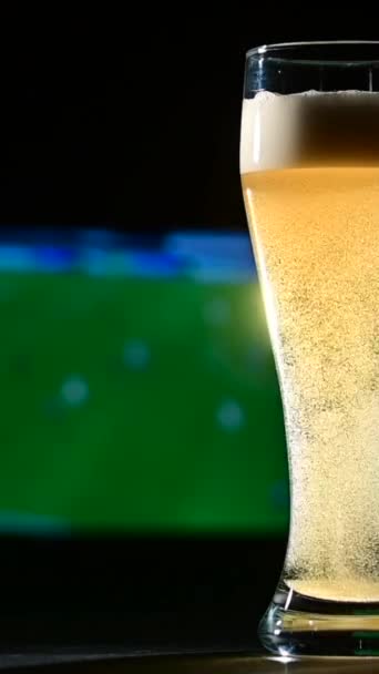 Close Cerveja Leve Espumante Fresca Copo Futebol Fundo Conceito Bar — Vídeo de Stock
