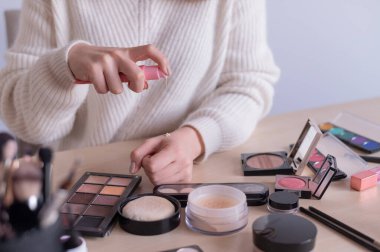 Makyaj sanatçılarının elleri kozmetikler arasında yakın çekim