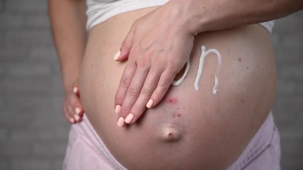 Güneş Kremi Süren Hamile Bir Kadının Göbeğine Yakın Çekim Göbeğinde — Stok video