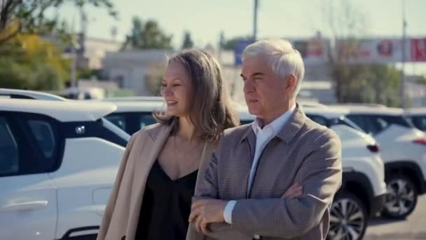 Olgun Beyaz Bir Çift Arabaların Yanından Geçiyor Yeni Bir Araba — Stok video