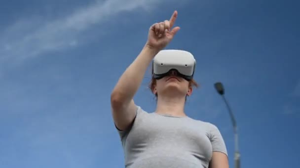 Zwangere Vrouw Virtual Reality Helm Buiten Video 360 — Stockvideo