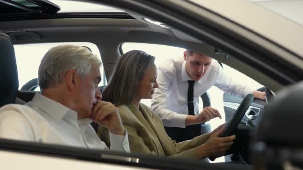 Uma Mulher Caucasiana Cabelos Grisalhos Está Sentada Volante Carro Carro — Vídeo de Stock