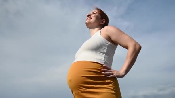 视频360度快乐的高加索孕妇在户外轻轻地摸着肚子 — 图库视频影像