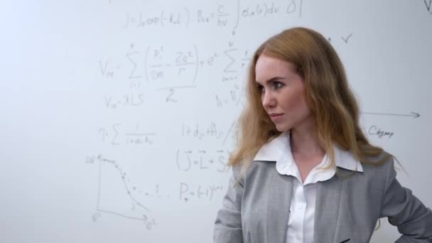 Maestra Caucásica Para Una Pizarra Blanca Con Fórmulas Escritas — Vídeos de Stock