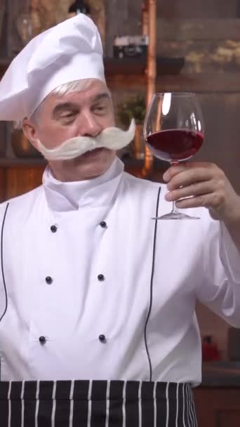 Starszy Szef Kuchni Zdegustował Czerwone Wino Kuchni Pionowe Wideo — Wideo stockowe