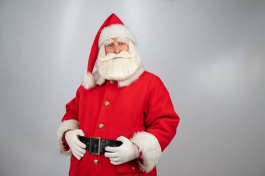 Beyaz arka planda Noel Baba kostümü giymiş yaşlı bir adamın portresi.