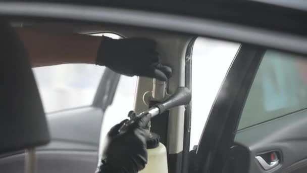 男人对汽车内部进行专业的干洗 — 图库视频影像