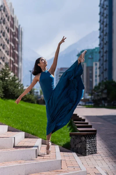 Hermosa Bailarina Asiática Vestido Azul Encuentra Las Escaleras Las Divisiones — Foto de Stock