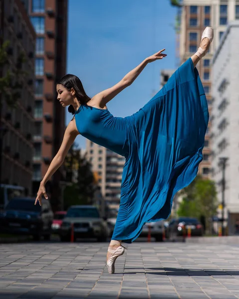 Hermosa Bailarina Asiática Vestido Azul Posando Splits Aire Libre Paisaje — Foto de Stock