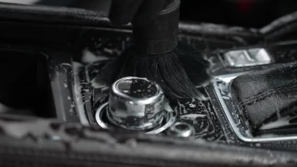 机械师用刷子和泡沫擦拭汽车的内部 — 图库视频影像